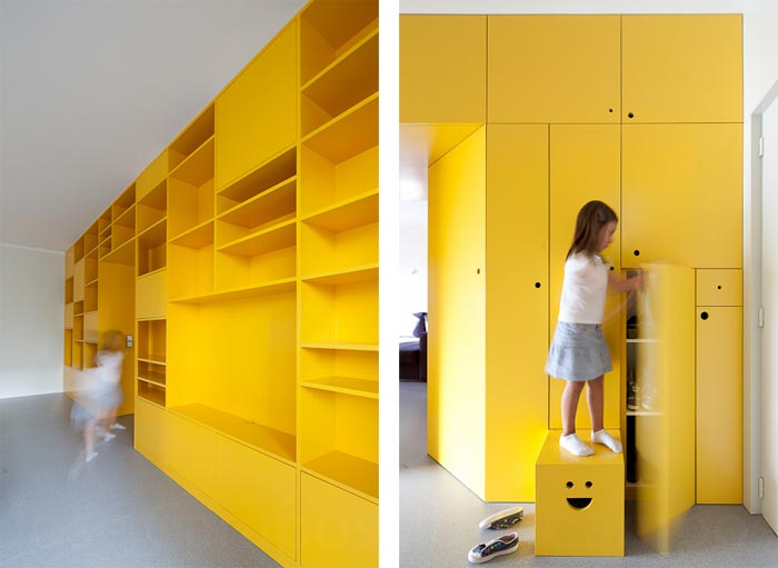 Appartement avec bibliotheque jaune