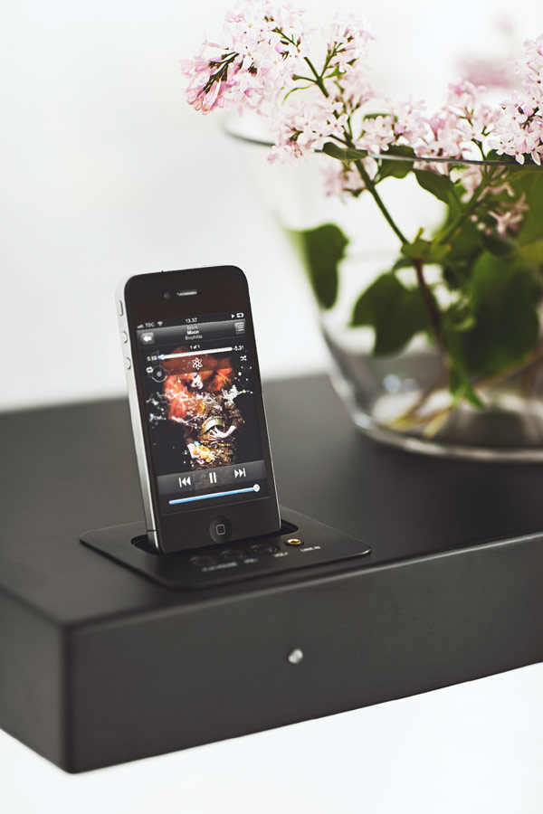 Etagere minimaliste avec dock integre pour iPhone et iPod