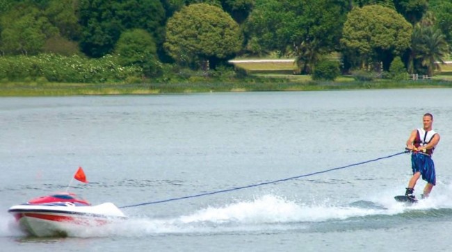 Bateau de ski nautique télécommandé