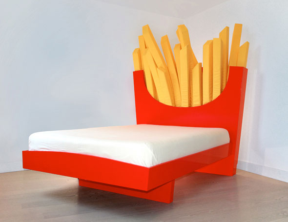 Lit en forme de cornet de frites de Cecillia Carey