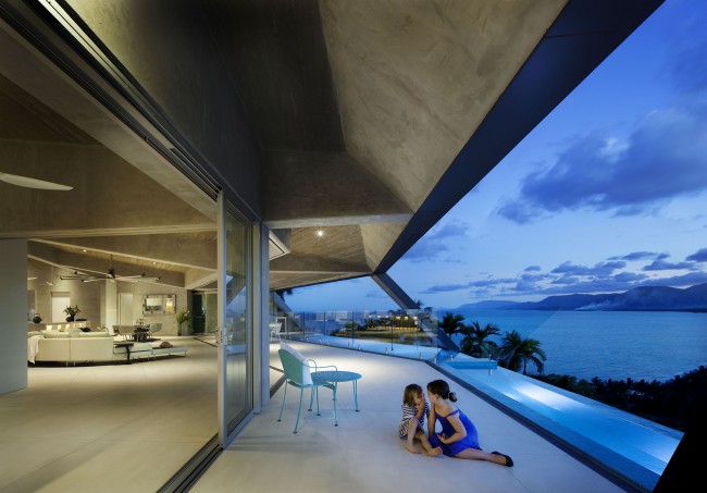 Maison design avec piscine à débordement de 10 mètres